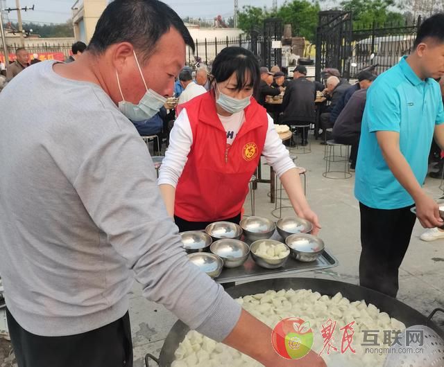 内丘县网络文明志愿者携手东张村村委会举办“敬老爱老”饺子宴